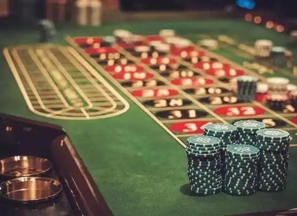 Dealer người thật tại bàn Live Casino e28bet phát bài baccarat trực tiếp